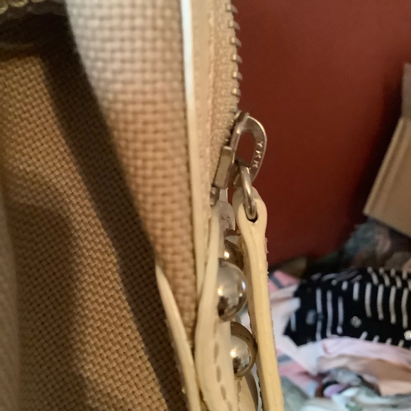 Beautiful Rafē Bag in a Tan Canvas with White Leather Trim. - Picture 6 of 16